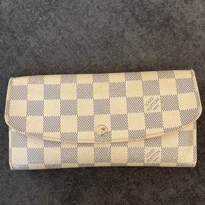 Louis Vuitton Emilie wallet USED